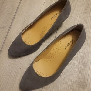 Trotters Gray Suede Heels with Elegant Design. Size 8WW